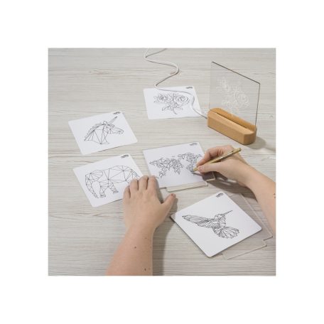 Crelando 426845 egyénileg gravírozható 17 részes LED fénydekoráció készítő barkácskészlet 4 akrillappal, 10 motivummal