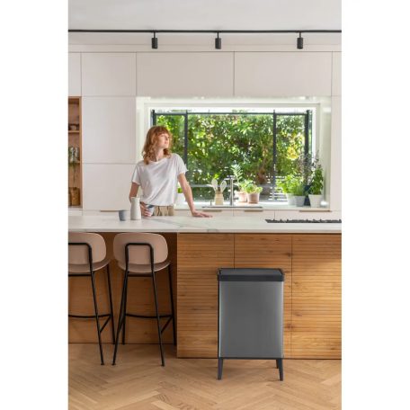 Keter Curver VERTO Recycle HIGH 54L háztartási fedeles szemetes, 54 literes szemétgyűjtő lábakkal, zárható szemeteskosár, kék-szürke, újrahasznosított műanyag