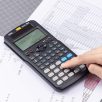   Deli D991ES Plus Exceed Scientific Calculator, elemes és napelemes tudományos számológép 417 funkcióval, 2 soros 16 karakteres grafikus LCD kijelzővel, csúsztatható fedlappal