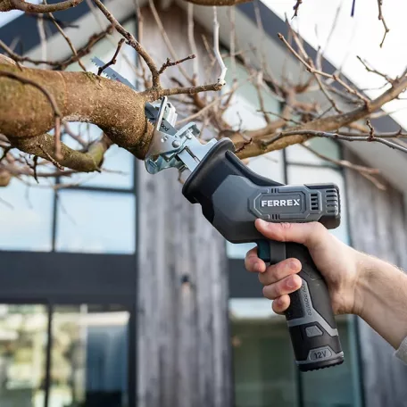 FERREX FBT-CRS006 KEO 12V 2Ah akkus, akkumulátoros kerti ágvágó fűrész, ágfűrész cserélhető akkuval, USB-C töltőkábellel (Compact Power család)