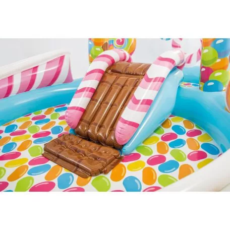 INTEX Candy Zone csúszdás felfújható kerti medence, élménymedence cukorta témával, csúszdával (57149NP)