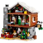 LEGO® ICONS™ 10325 Alpesi házikó, karácsonyi falu, 21 x 24 x 16 cm 3 szintes ház ünnepi díszítésű vendégszobával, izzó kandallóval és korcsolyapályával, motors szánnal és karácsonyfával