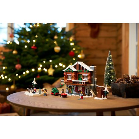LEGO® ICONS™ 10325 Alpesi házikó, karácsonyi falu, 21 x 24 x 16 cm 3 szintes ház ünnepi díszítésű vendégszobával, izzó kandallóval és korcsolyapályával, motors szánnal és karácsonyfával