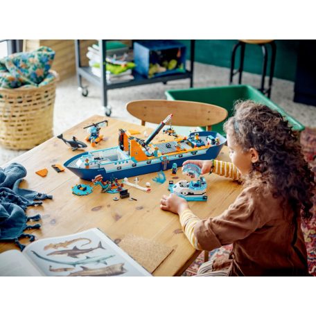 LEGO® City 60368 Sarkkutató hajó 815 elemű 19 x 71 x 17 cm építőkocka készlet helikopter, csónak, tengeralattjáró, vikinghajóroncs, kincsesláda, 7 minifigura, és kardszárnyú delfin kiegészítőkkel