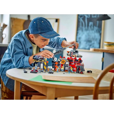 LEGO® City 60472 Roncstelep autókkal 871 elemű építőkocka készlet markoló daruval, zúzógéppel, iroda épülettel, 2 autóval és 4 minifigurával