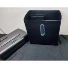 Monolight Office LUS-144 fekete 20L gyűjtőkosaras A4 300W keresztvágós (5 × 16 mm konfetti) iratmegsemmisítő CD és bankkártya vágóval