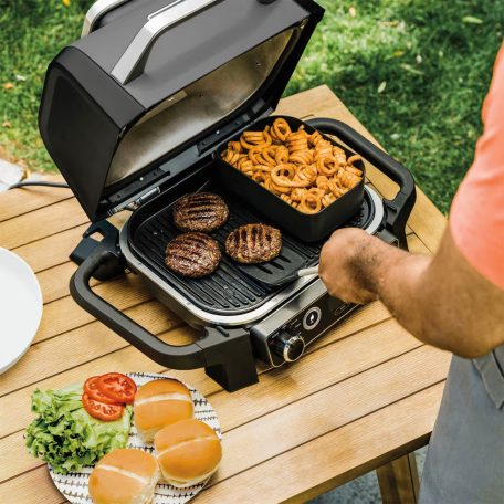 Ninja WoodFire OG701EU elektromos kombi kültéri Master BBQ, Smoker Grill (füstölő) és Airfryer 3 az 1-ben készülék 2400W, 28 × 37 cm grillező felülettel