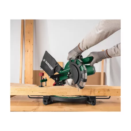 ParkSide PKS 1500 C4 1500W 210mm bütüző és gérvágó fűrész, fejező- és csapfűrész lézeres vezetővel és porelszívó adapterrel