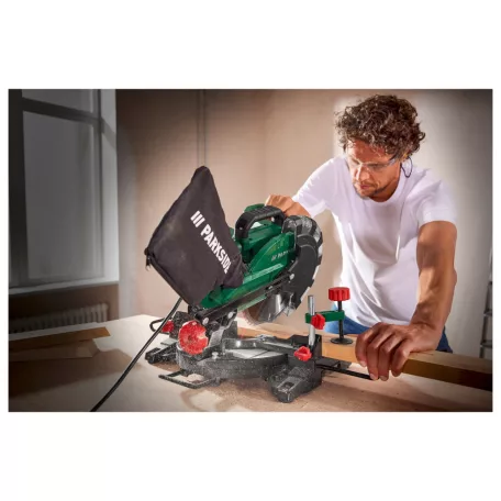 ParkSide PKS 1500 C4 1500W 210mm bütüző és gérvágó fűrész, fejező- és csapfűrész lézeres vezetővel és porelszívó adapterrel