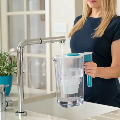 AQUA OPTIMA PP1006 Perfect Pour 2.4L vízszűrő kancsó 1 db Evolve+ filterrel (100 liter vízhez)