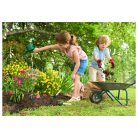 lupilu / PlayTive ParkSide 7 részes gyermek játék kerti szett: fém talicska, műanyag locsolókanna, kesztyű és fém / fa ültető szerszámok (ásó, gereblye, villa)