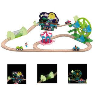   PlayTive Glow Amusement Train Set 32 részes Vidámpark fa vonat szett 3 db mechanikus autóval, foszforeszkáló (sötétben világító) elemekkel