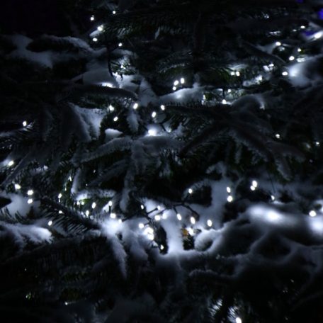 Simpex kültéri / beltéri jégfehér (hidegfehér) LED fényfüzér zöld kábellel, 400 db hidegfehér LED-el 8 méter, 8 program (AX8-510000)