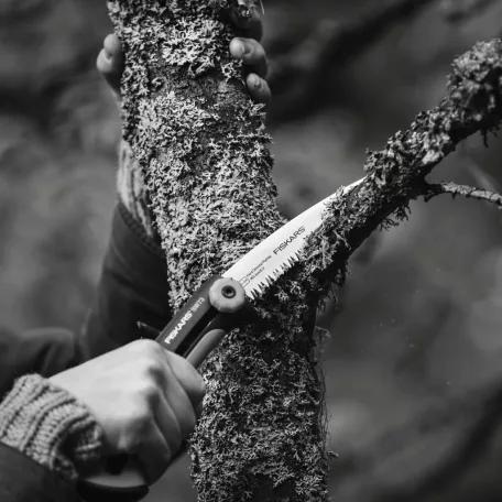 Fiskars SW16 Essential Garden Saw 160 mm összecsukható, behúzható pengés mechanikus kerti fűrész, ágfűrész