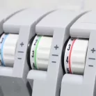 SINGER 14SH654 / S0105 Finishing Touch Serger Overlock 4 szálas, 2 tűs (ikertűs) lock varrógép, lockgép, differenciál anyagtovábbítással