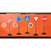   Toy Lino KT5 szett 770 x 215 mm 5 db (8-féle) kétoldalas játék közlekedési tábla, (Jelzőlámpa, STOP, Elsőbbségadás, Gyalogátkelő, Körforgalom, Behajtani tilos, Parkoló és Útépítés ) 10 matricával