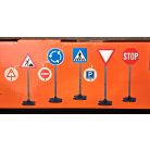 Toy Lino KT5 szett 770 x 215 mm 5 db (8-féle) kétoldalas játék közlekedési tábla, (Jelzőlámpa, STOP, Elsőbbségadás, Gyalogátkelő, Körforgalom, Behajtani tilos, Parkoló és Útépítés ) 10 matricával