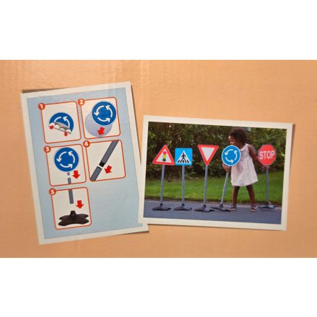 Toy Lino KT5 szett 770 x 215 mm 5 db (8-féle) kétoldalas játék közlekedési tábla, (Jelzőlámpa, STOP, Elsőbbségadás, Gyalogátkelő, Körforgalom, Behajtani tilos, Parkoló és Útépítés ) 10 matricával