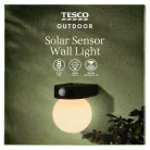 Tesco Outdoor Solar Sensor Wall Light 12 cm nagy fényerejű, falra szerelhető napelemes szolár LED lámpa mozgásérzékelővel, melegfehér, cserélhető 3.7V 1200 mAh 18650 li-ion akkuval